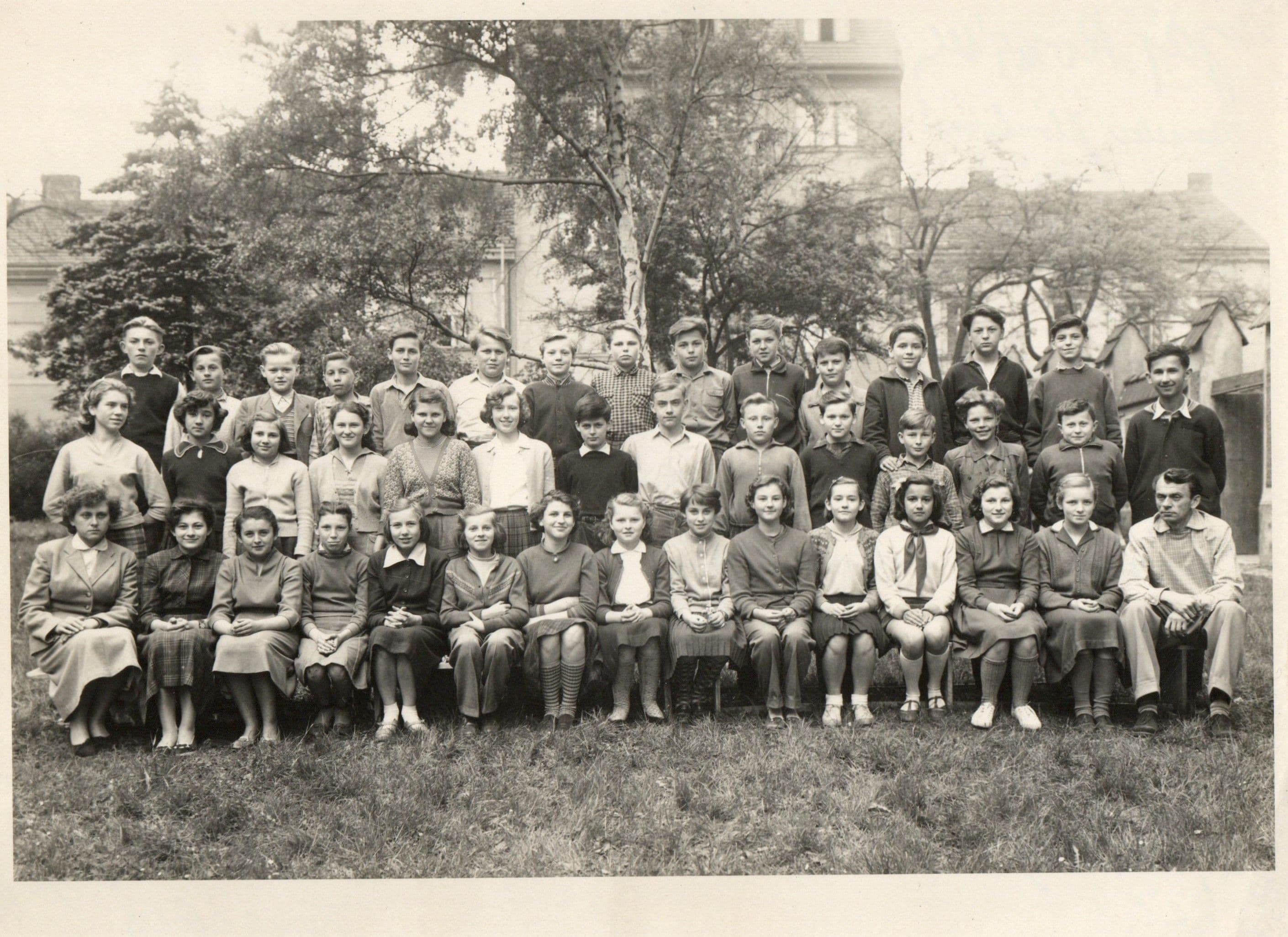 Fotografie ze zahrady u památníku asi 1957